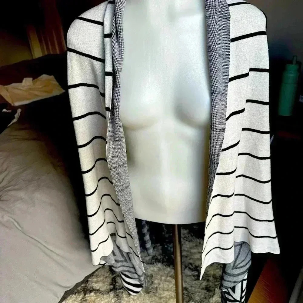 Size M Merona black and white sweater shawl